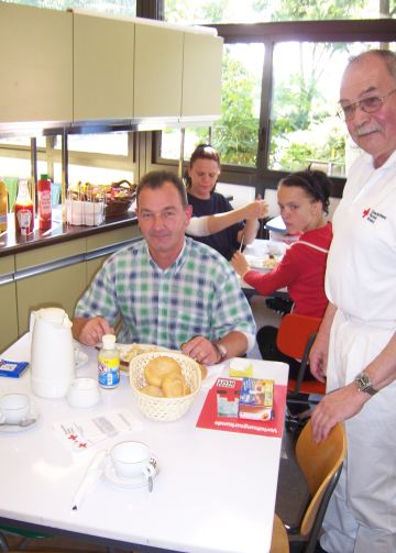 Foto: DRK-Helfer Gerhard Koback im Gespräch mit einem Blutspender