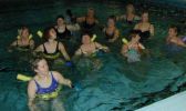Foto: Eine Gruppe Damen während der Aquafitness