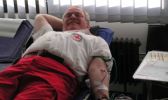 Foto: Ein Blutspender während der Entnahme