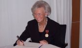 Foto: Frau Angela Jaschke erhält die Verdienstmedaille des Verdienstordens der Bundesrepublik Deutschland