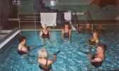 Foto: im Hallenbad, mehrere Personen üben Wassergymnastik aus